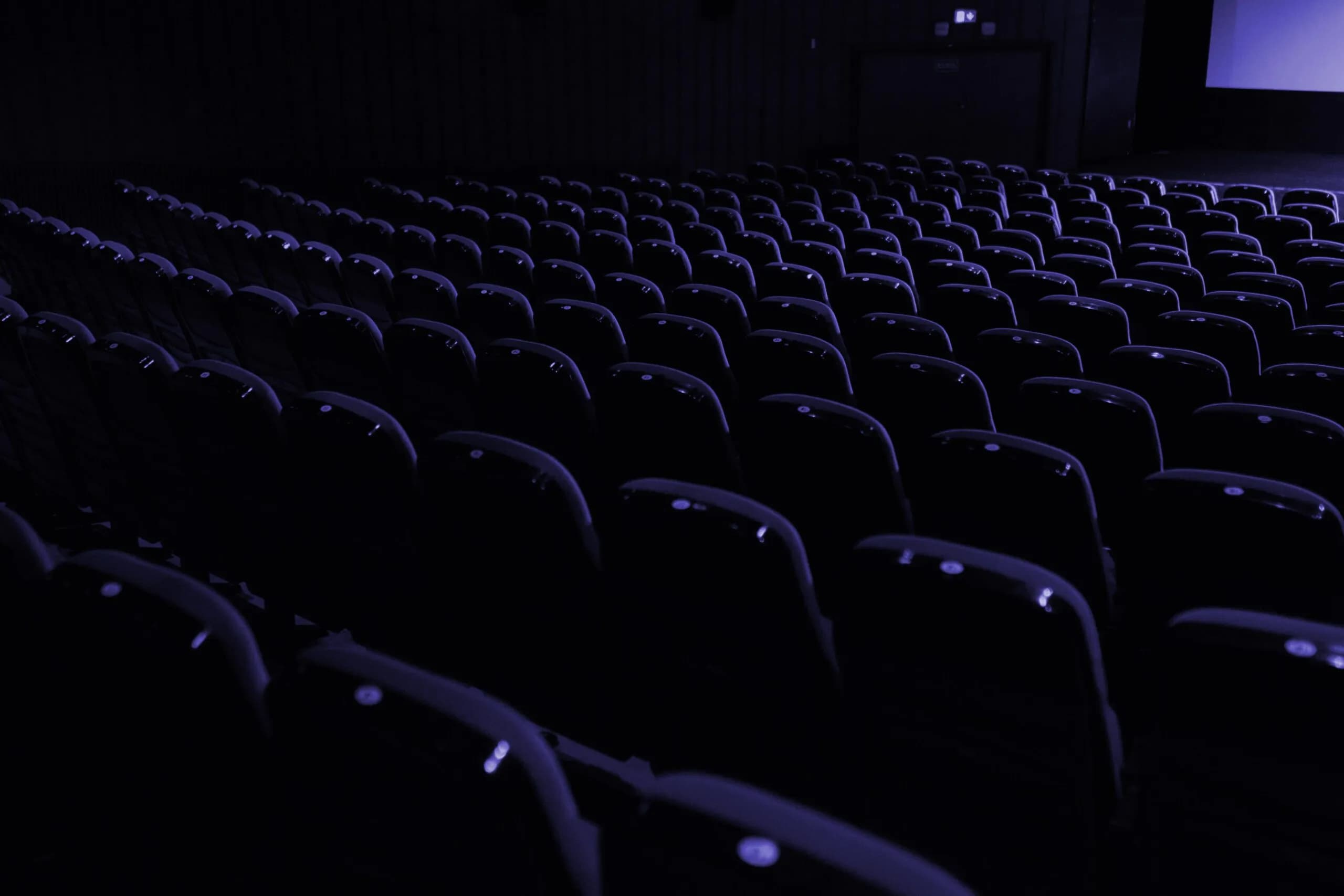 Kinosaal-Atmosphäre – Premium-Kinositze mit Popcorn im abgedunkelten Saal