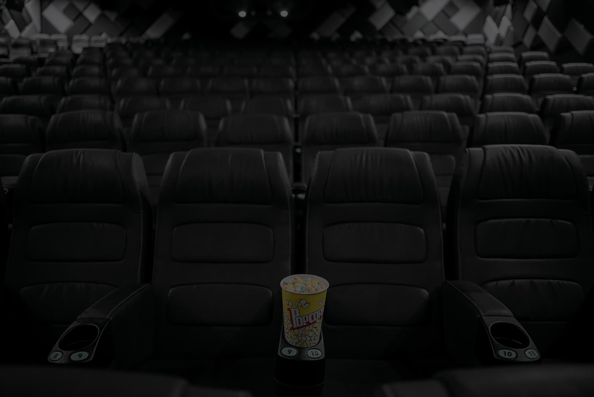 Kinosaal-Atmosphäre – Premium-Kinositze mit Popcorn im abgedunkelten Saal